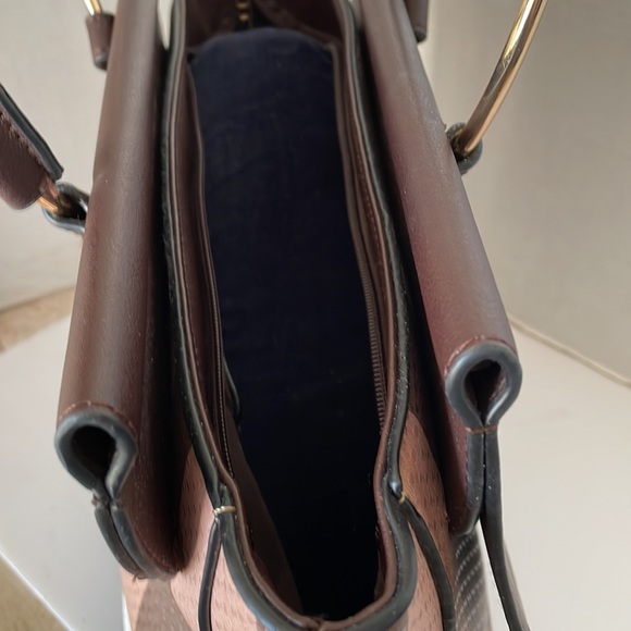 Handbag Plus a Second Piece - Picture 6 of 9